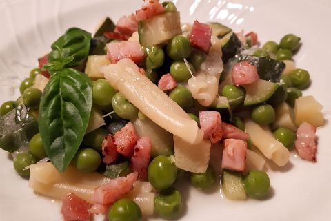 Strozzapreti in zuppa con piselli, zucchine e collinetta Marco D'Oggiono