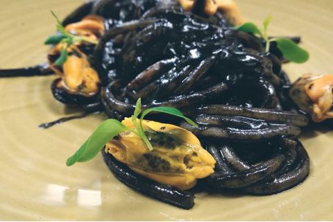 Marwan Grottoli e gli spaghetti grandi al nero di seppia