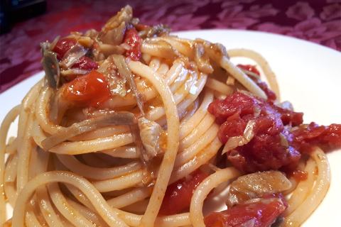 Grandi con carciofi e pomodoro