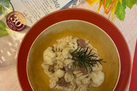 Fusilli grandi Cappelli con crema di cavolfiore e salsiccia aromatizzata al rosmarino...