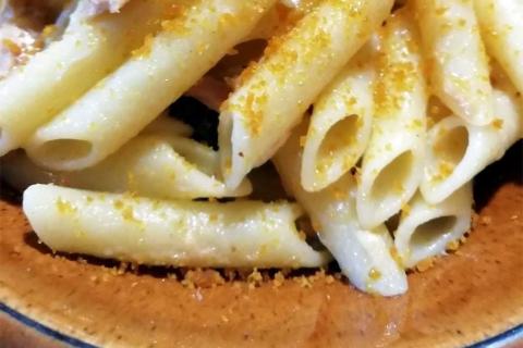 Le Penne lisce di Achille Franco Lanata con tonno, cipolla rossa e bottarga