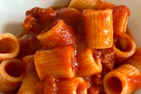 Mezze Maniche con ragù di salsiccia