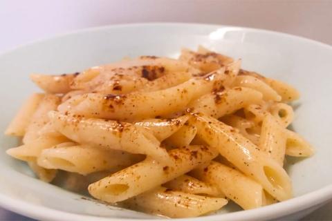 Penne cacio e pepe e polvere di liquirizia