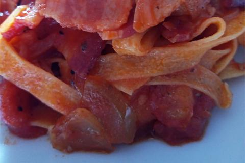 Tagliatelle all'amatriciana, perché no?