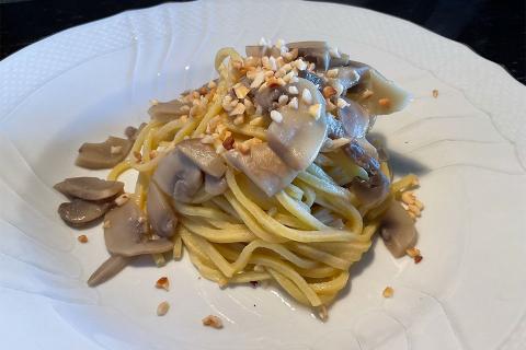 Chitarra champignon, cipolla rossa, burro e granella di nocciola