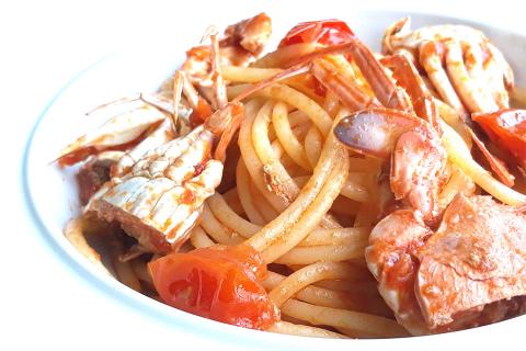 Nel pieno dell'Estate spaghetti grandi con i granchi