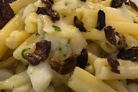 Strozzapreti con baccalà e olive del cortile al forno, Roberta Conti