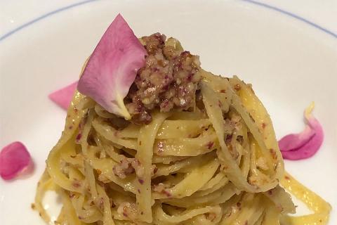 Tagliolini, Pasta di Casa, con pesto di petali di rose e mandorle