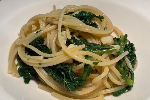 Foglie di cime di rape, spaghettini e dadini di pecorino