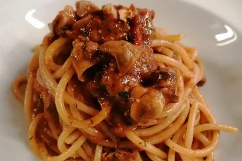 Gli spaghetti grandi con cuccioloni di mare di Roberta Mancini