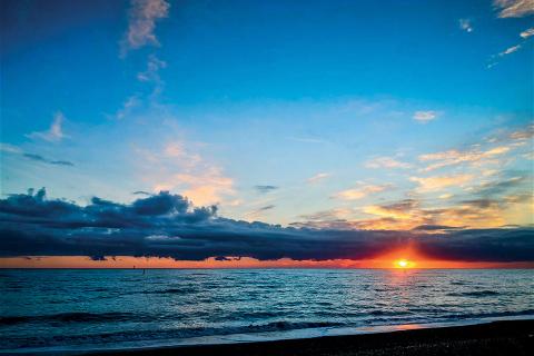 E' l'alba sulla Riviera delle Palme...