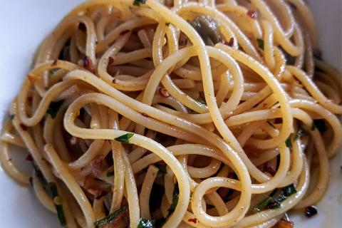 Capperi, aglio, olio e peperoncino