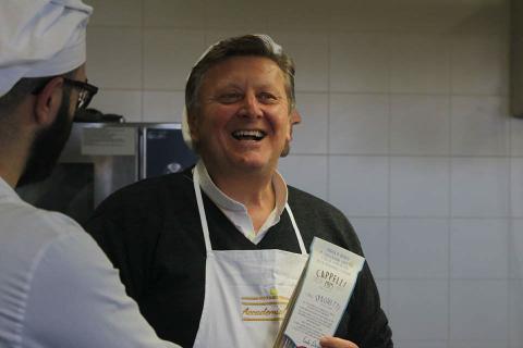 Carlo Latini spiega il Senatore Cappelli ad Accademia Chef's