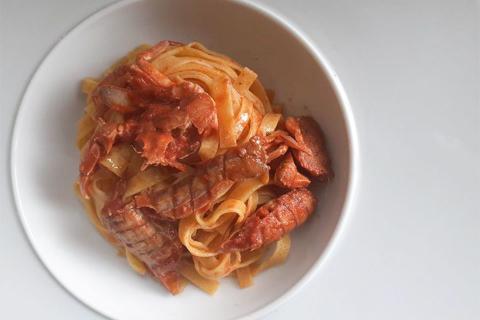 Tagliatelle all'uovo con sugo di granchio e curry