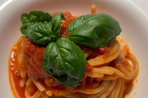 Spaghetti all'aglione con basilico