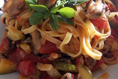 Tagliolini all'uovo, ratatouille di pescato e maggiorana