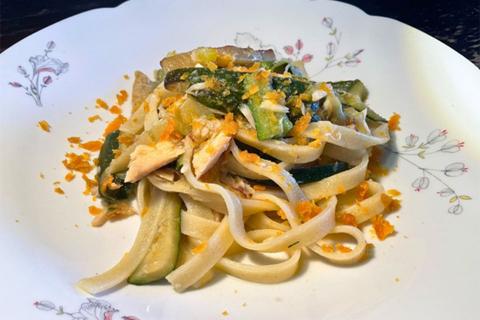 Fettuccine di semola, trota, zucchine e bottarga