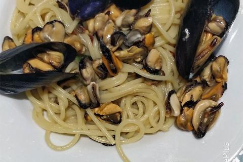 Cozze con gli spaghetti o spaghetti con cozze?