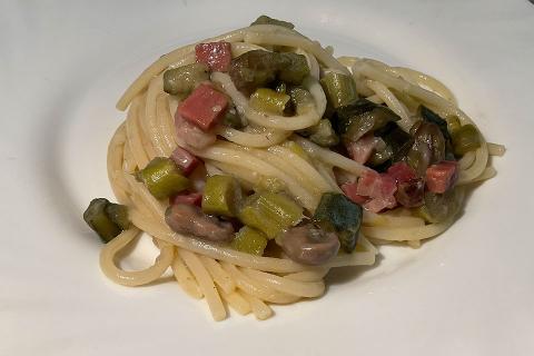 Spaghetti Cappelli, fave, zucchine e speck