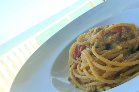 Spaghetto Carla Latini, uova di sgombro vista mare