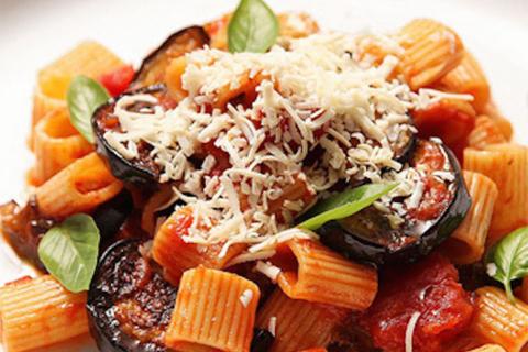 Mezze maniche alla Norma di Marina Malvezzi